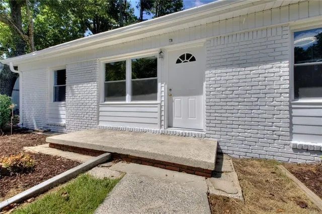 a view of house with backyard