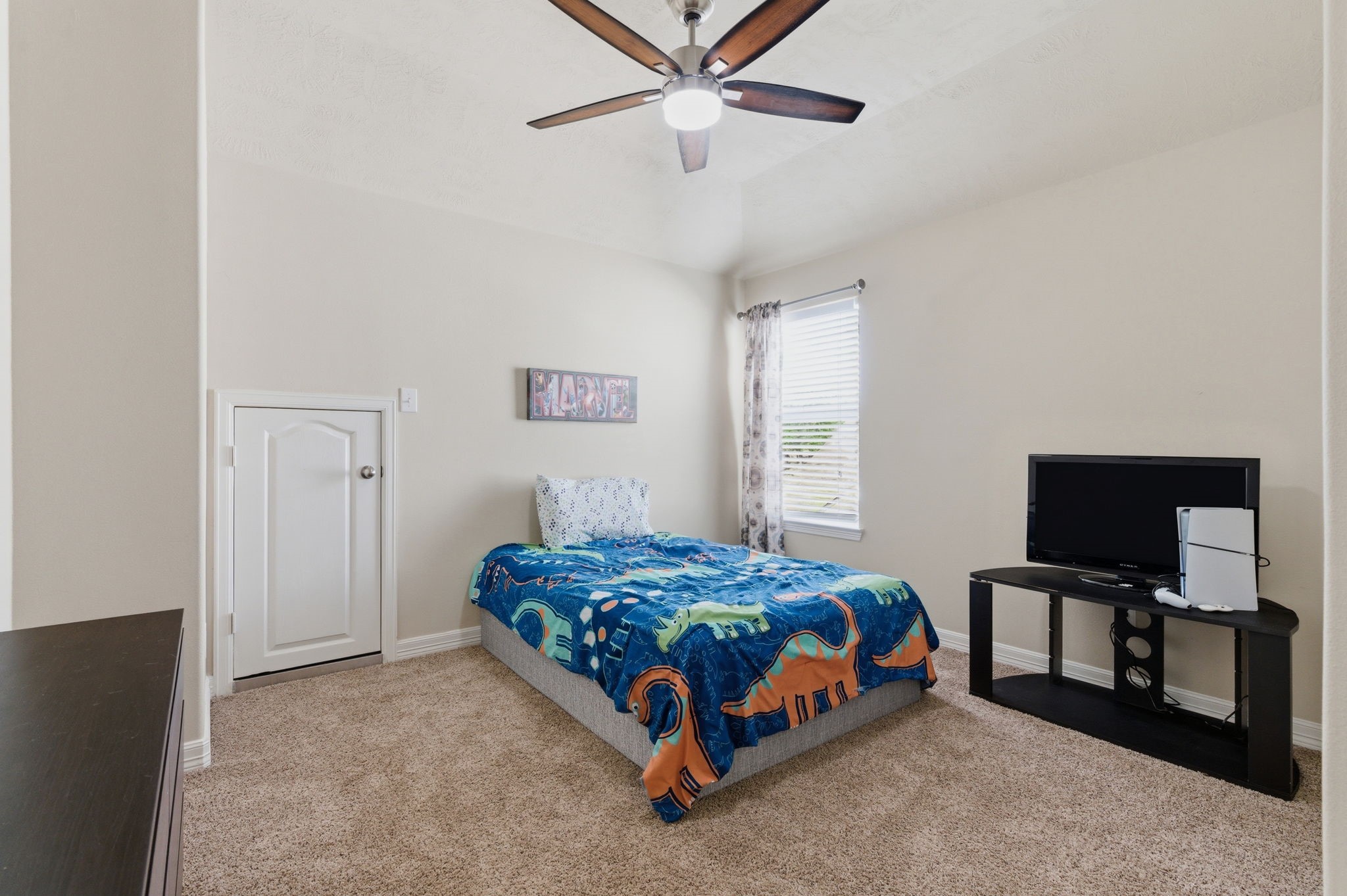 1737 Round Oak Lane Conroe, TX 77304 - Photo 21 of 39 Five spacious bedrooms provide exceptional flexibility and room for everyone and everything.
