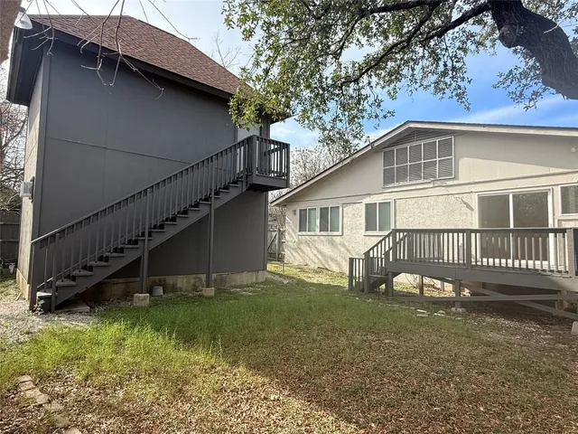 a view of a backyard