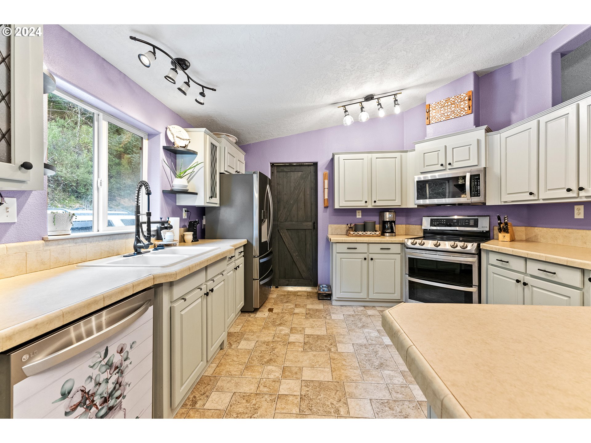 20426 Whaleshead Road Brookings, OR 97415 - Photo 7 of 23 Gallery Image 7