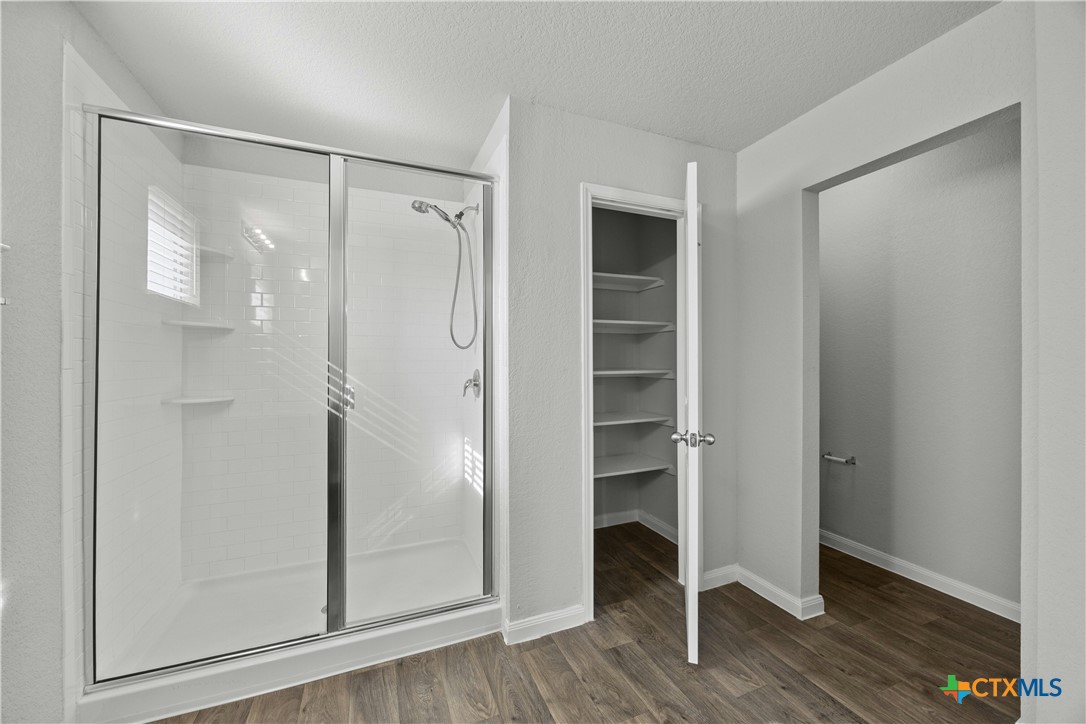 118 Rochester Lane Hutto, TX 78634 - Photo 20 of 33 a bathroom with a glass shower door