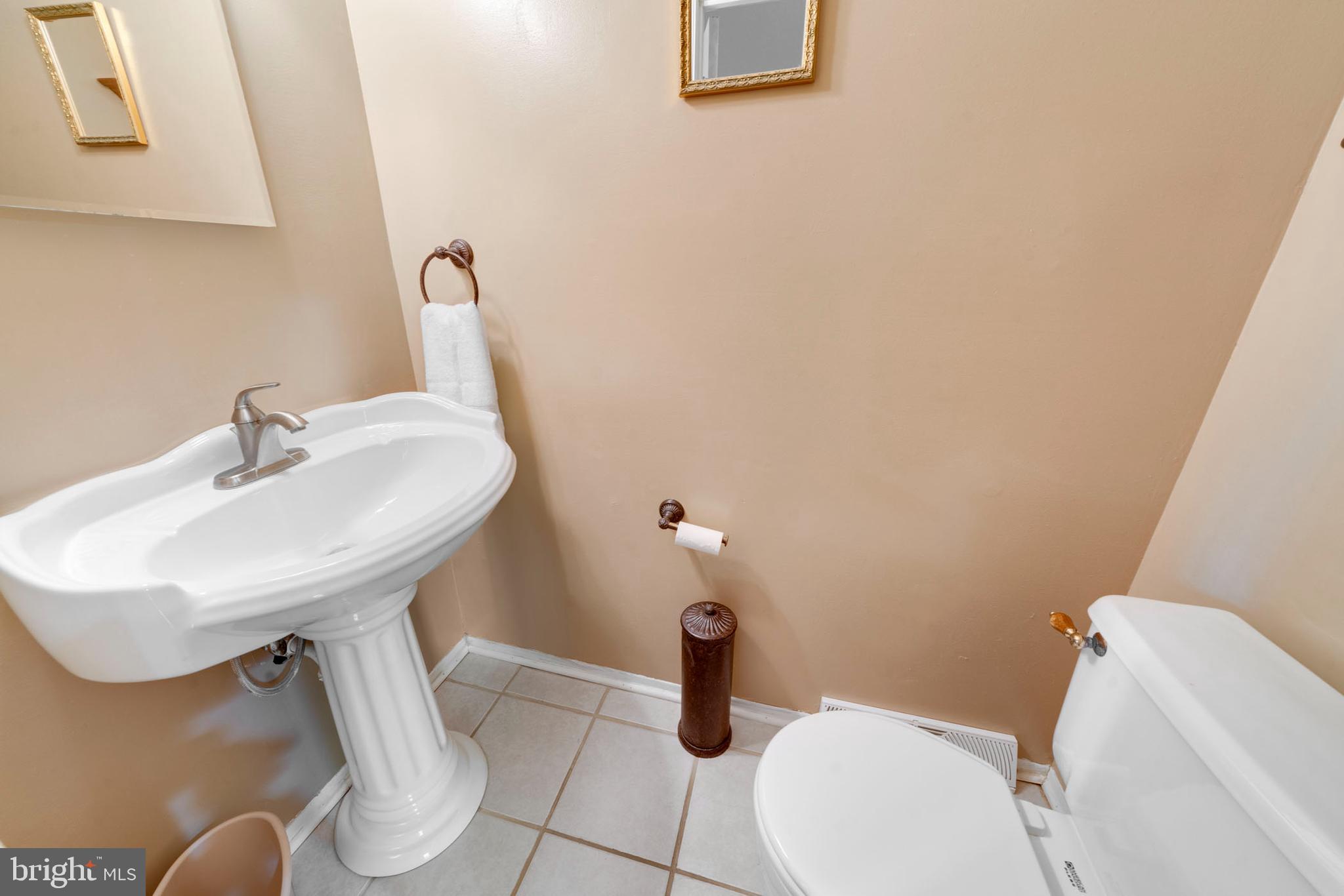 5586 Linton Road Sykesville, MD 21784 - Photo 39 of 104 Guest bath in the foyer