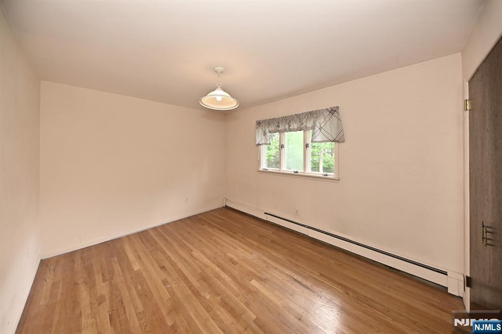 9 Lyncrest Drive Paramus, NJ 07652 - Photo 29 of 49
