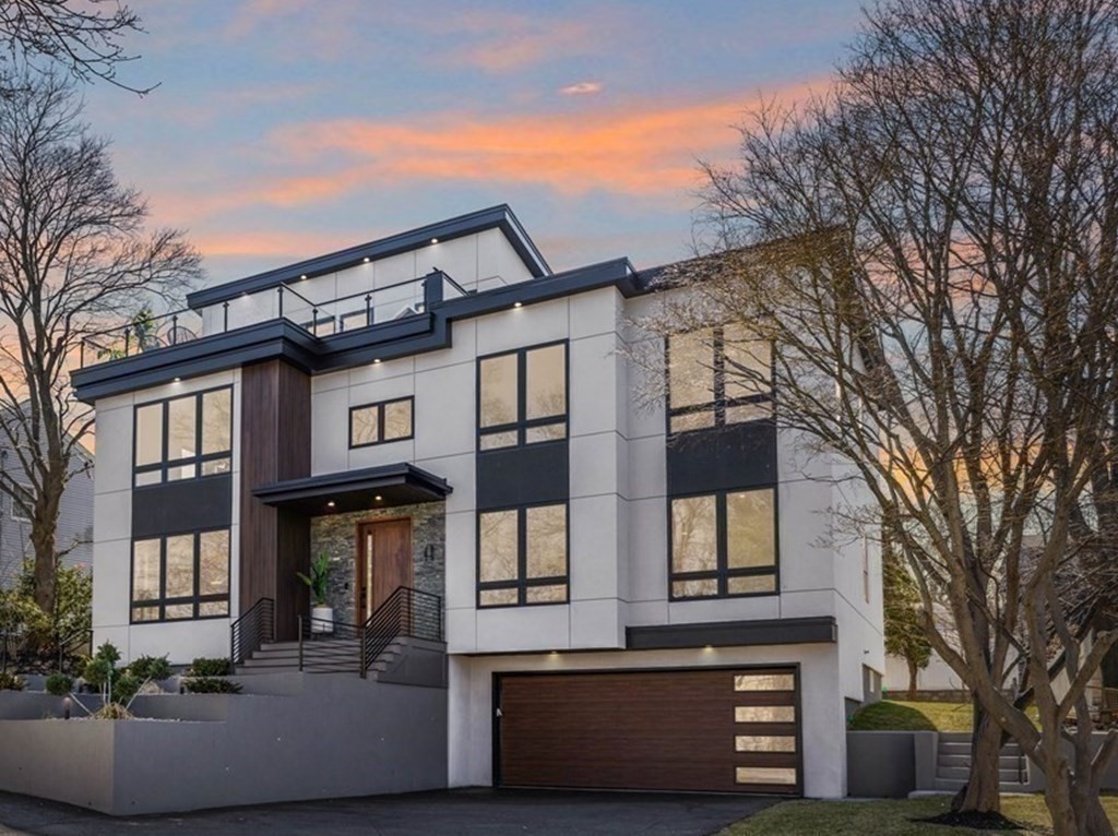 46 Beverly Road Arlington, MA 02474 - Photo 7 of 42 a front view of a residential apartment building with a yard