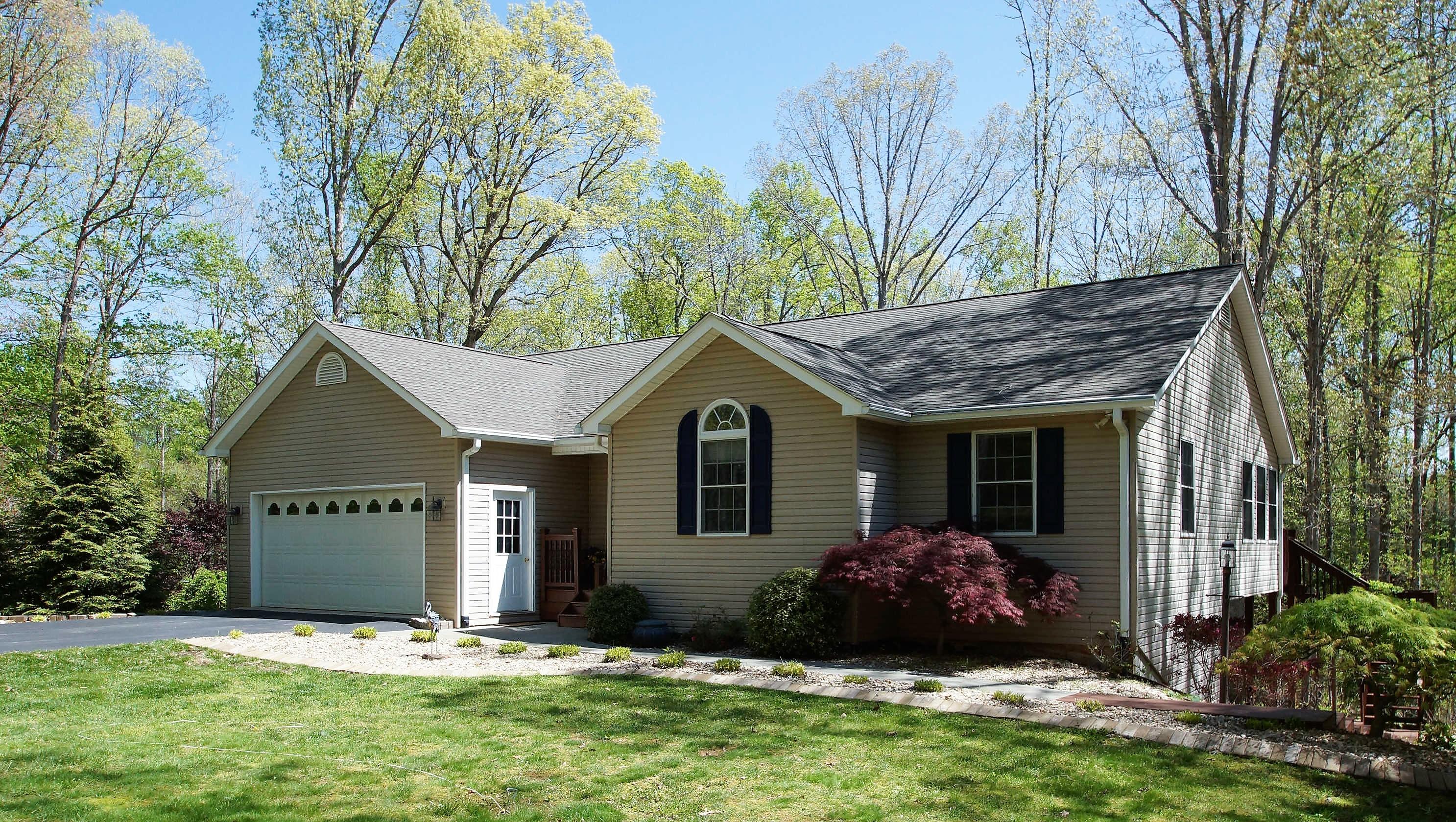 445 Periwinkle Road Moneta, VA 24121 - Photo 1 of 46 445 Perinwinkle front