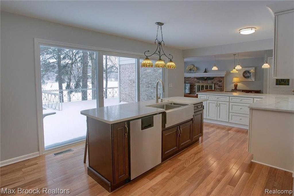 5076 Watergate Road West Bloomfield, MI 48323 - Photo 9 of 41