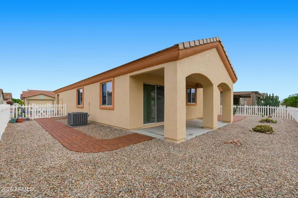 a view of a house with backyard