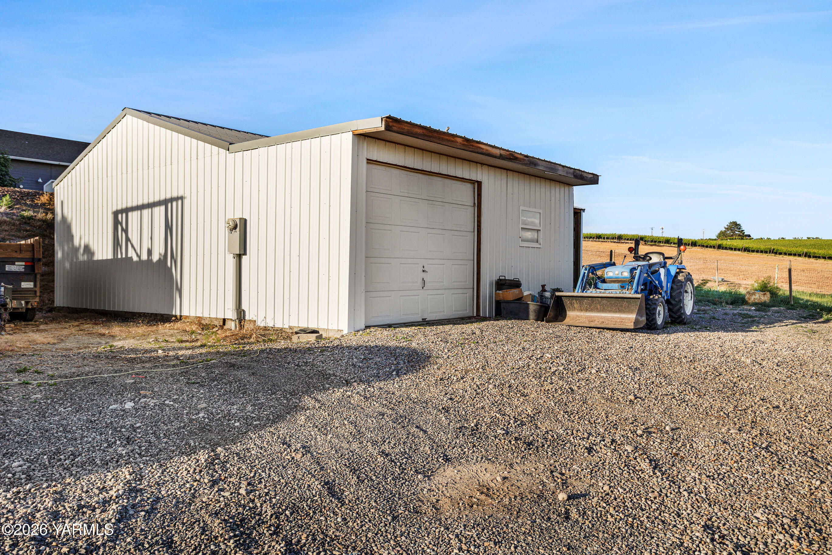 5060 Lombard Loop Road Zillah, WA 98953 - Photo 48 of 65 a backyard of a house