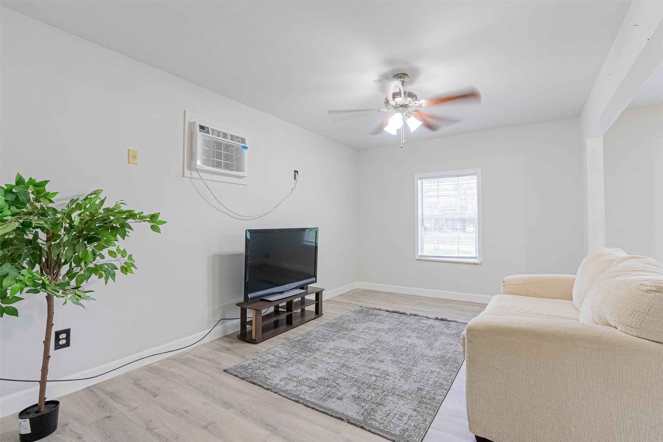 3910 Luca Street Houston, TX 77021 - Photo 9 of 29 a living room with furniture and a flat screen tv