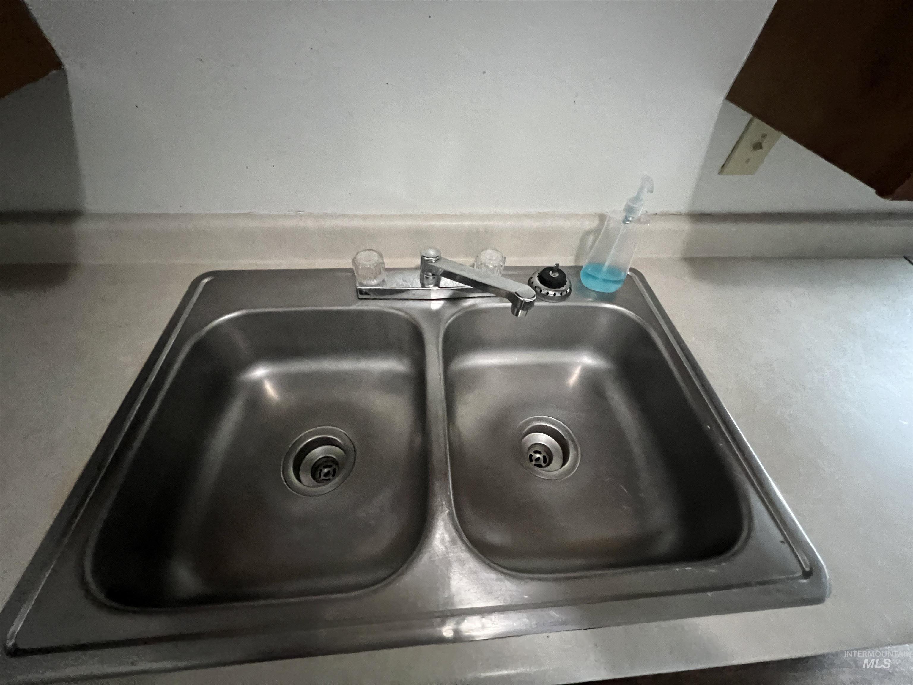 151 Northwest 8th Street Ontario, OR 97914 - Photo 12 of 30 Kitchen view of a sink