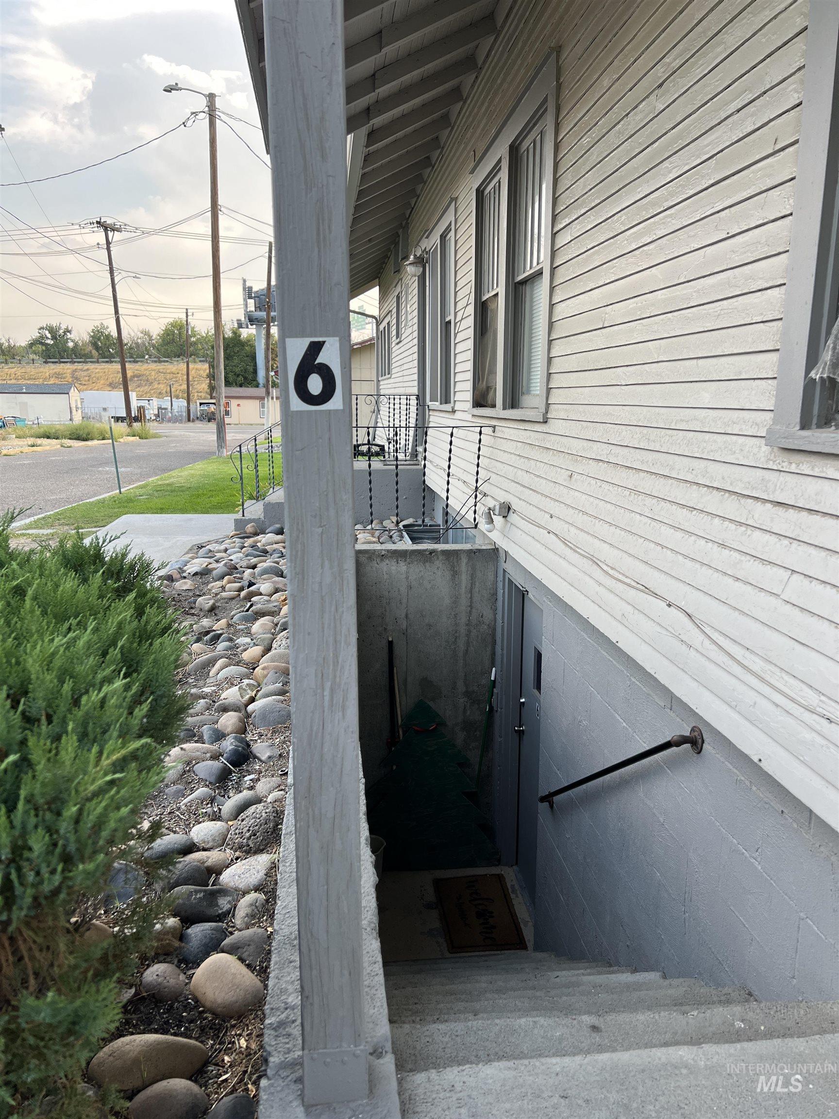 151 Northwest 8th Street Ontario, OR 97914 - Photo 2 of 30 View of staircase