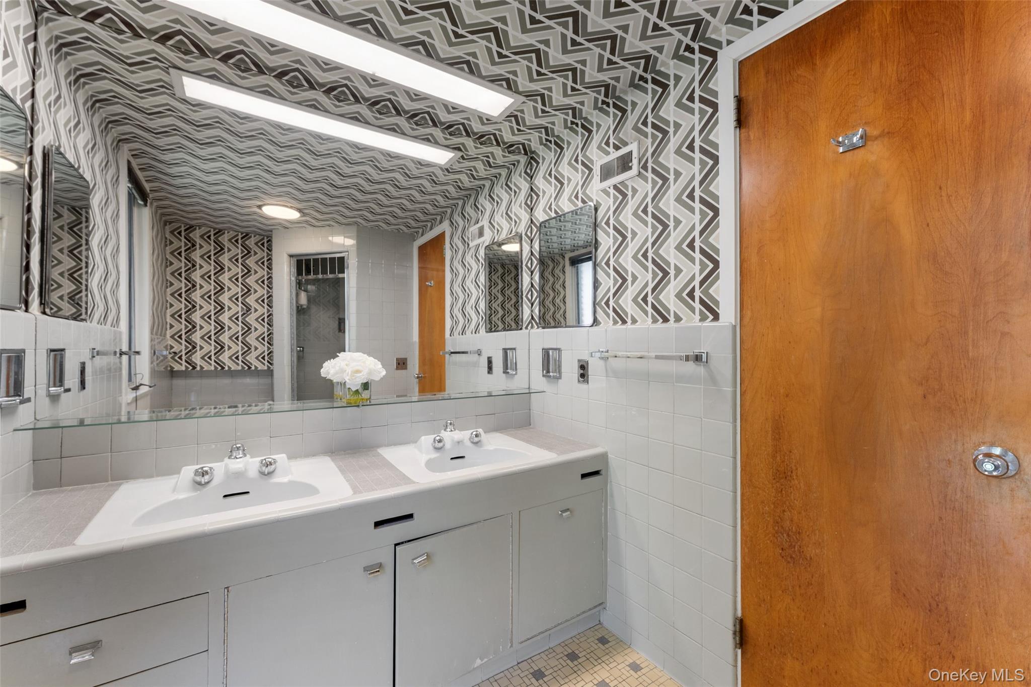 98 Cushman Road Scarsdale, NY 10583 - Photo 26 of 43 View of full bathroom