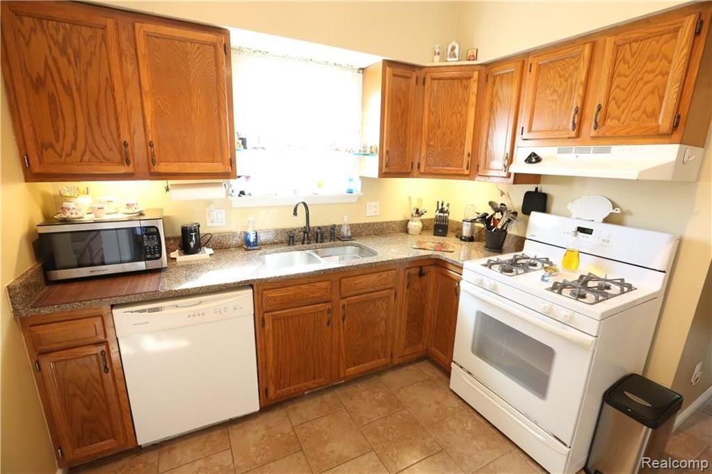 2679 East Square Lake Road Troy, MI 48085 - Photo 14 of 42