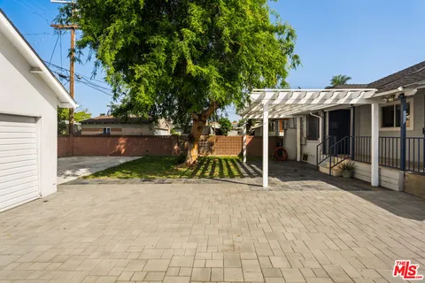 a view of outdoor space yard and porch