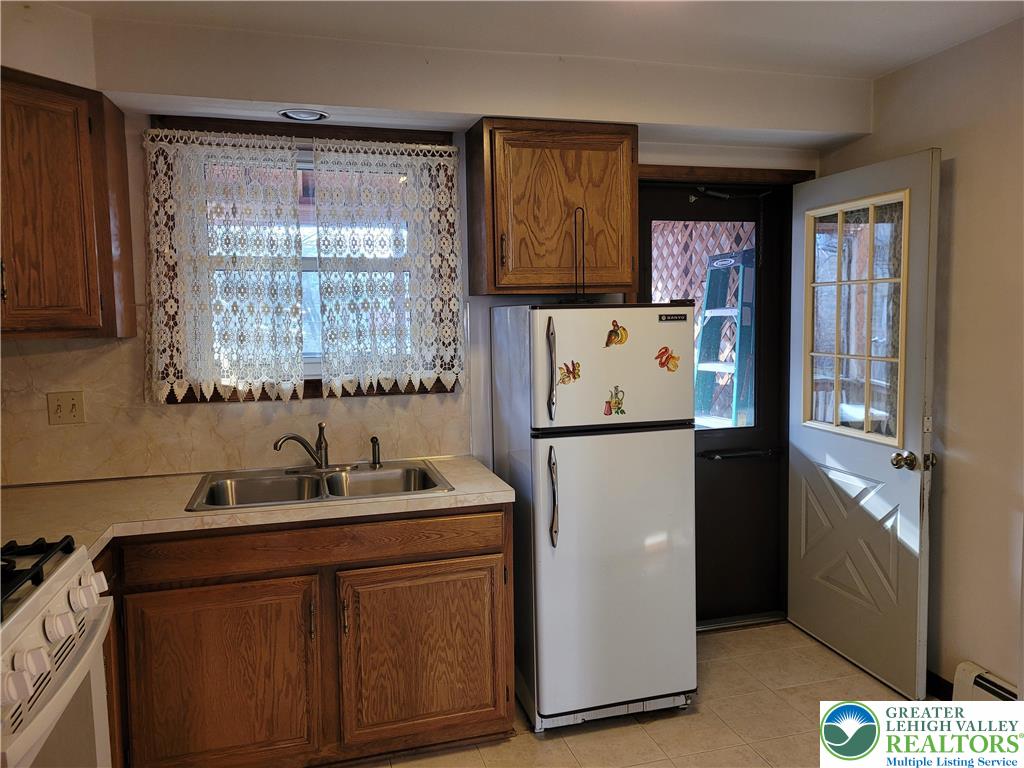 662 Atlantic Street Bethlehem, PA 18015 - Photo 11 of 25 Kitchen pic-3