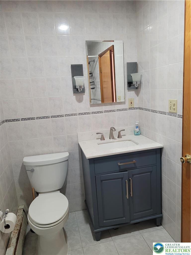 662 Atlantic Street Bethlehem, PA 18015 - Photo 16 of 25 2nd flr. bath