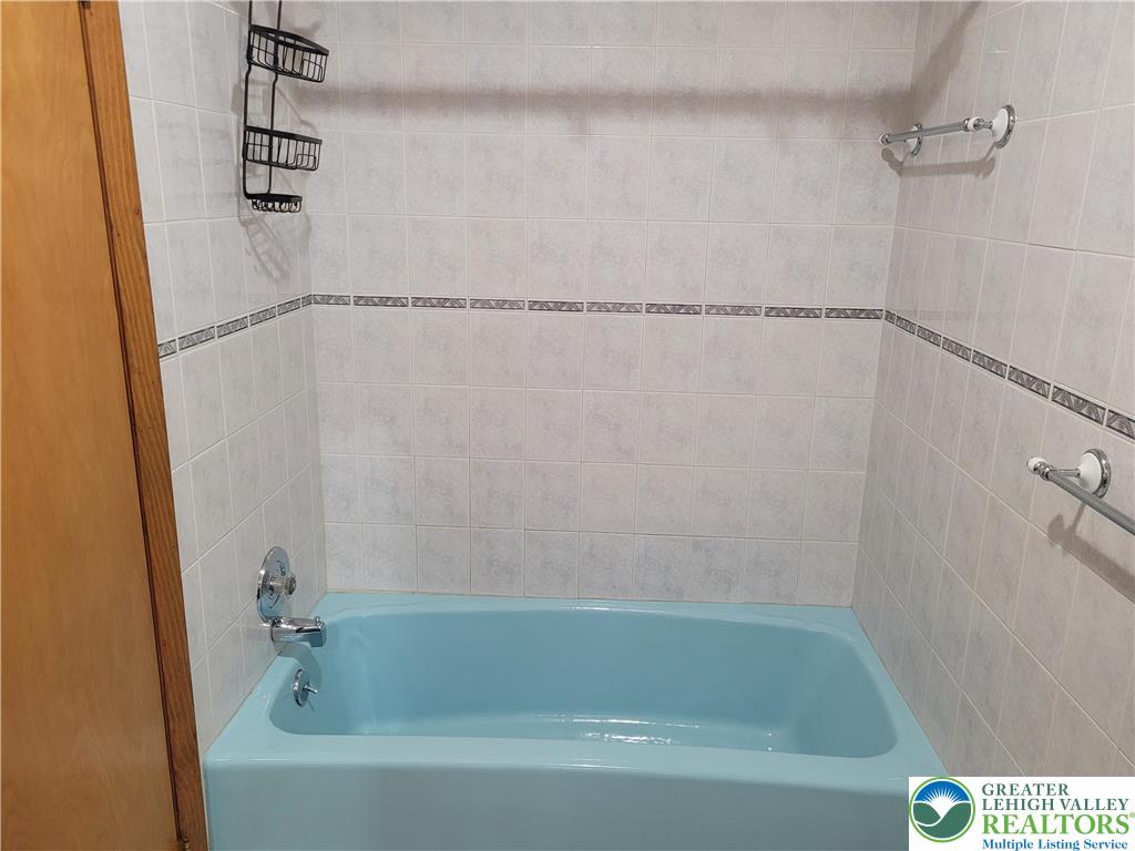 662 Atlantic Street Bethlehem, PA 18015 - Photo 17 of 25 2nd flr. bathtub
