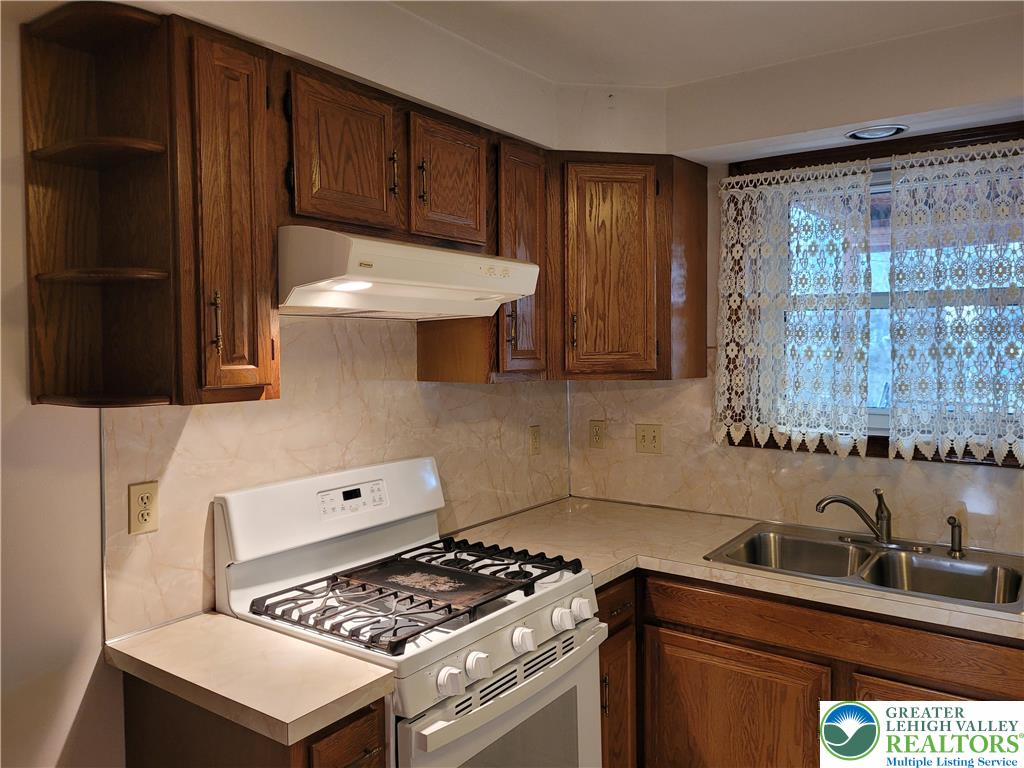 662 Atlantic Street Bethlehem, PA 18015 - Photo 9 of 25 Kitchen pic-1