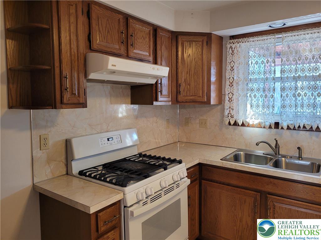 662 Atlantic Street Bethlehem, PA 18015 - Photo 10 of 25 Kitchen pic-2