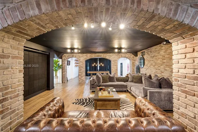 $6,999,999 | 8000 Los Pinos Boulevard, Coral Gables, FL 33143