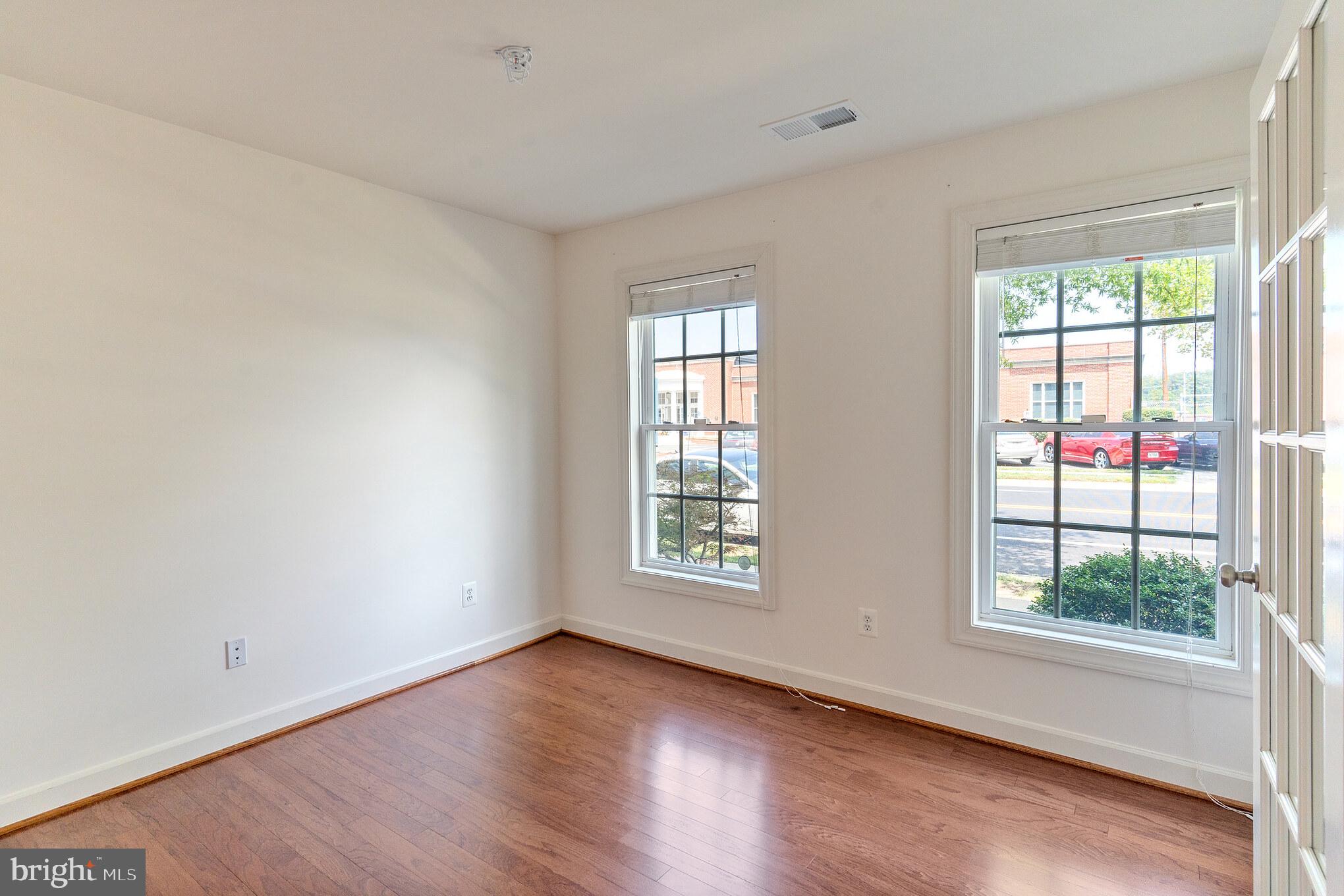 908 West Glebe Road Alexandria, VA 22305 - Photo 3 of 30 Gallery Image 3