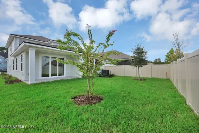 a view of a house with backyard