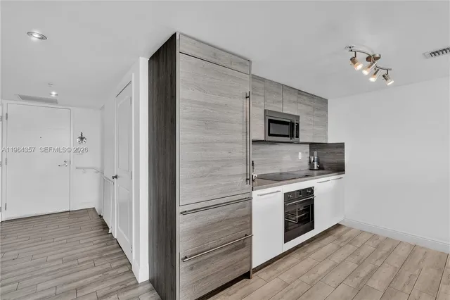 $8,000 | 400 Sunny Isles Boulevard, Unit 907, Sunny Isles Beach, FL 33160