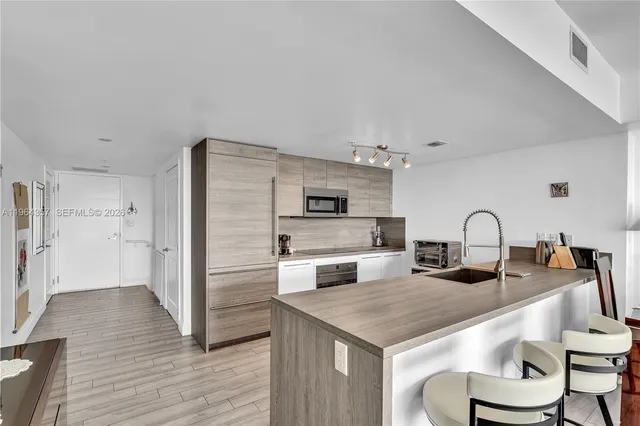 $8,000 | 400 Sunny Isles Boulevard, Unit 907, Sunny Isles Beach, FL 33160