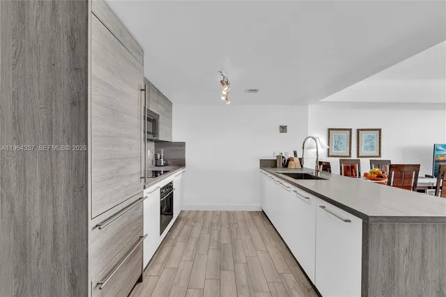 $8,000 | 400 Sunny Isles Boulevard, Unit 907, Sunny Isles Beach, FL 33160