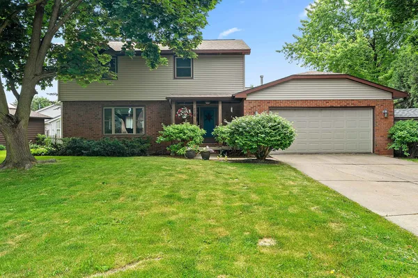 $419,900 | 716 Eau Claire Place, De Pere, WI 54115