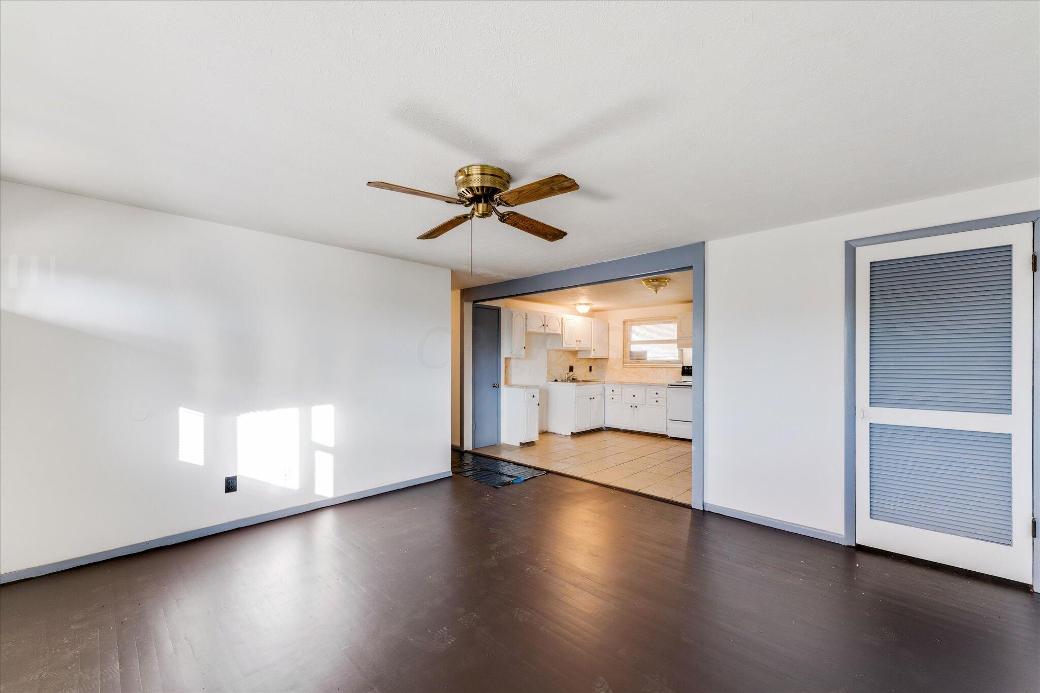 3760 Lynward Road Columbus, OH 43228 - Photo 5 of 30 Living Room