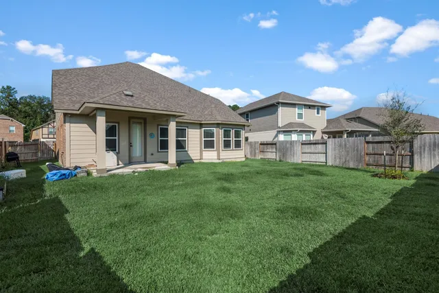 a view of a house with yard and front view of a house