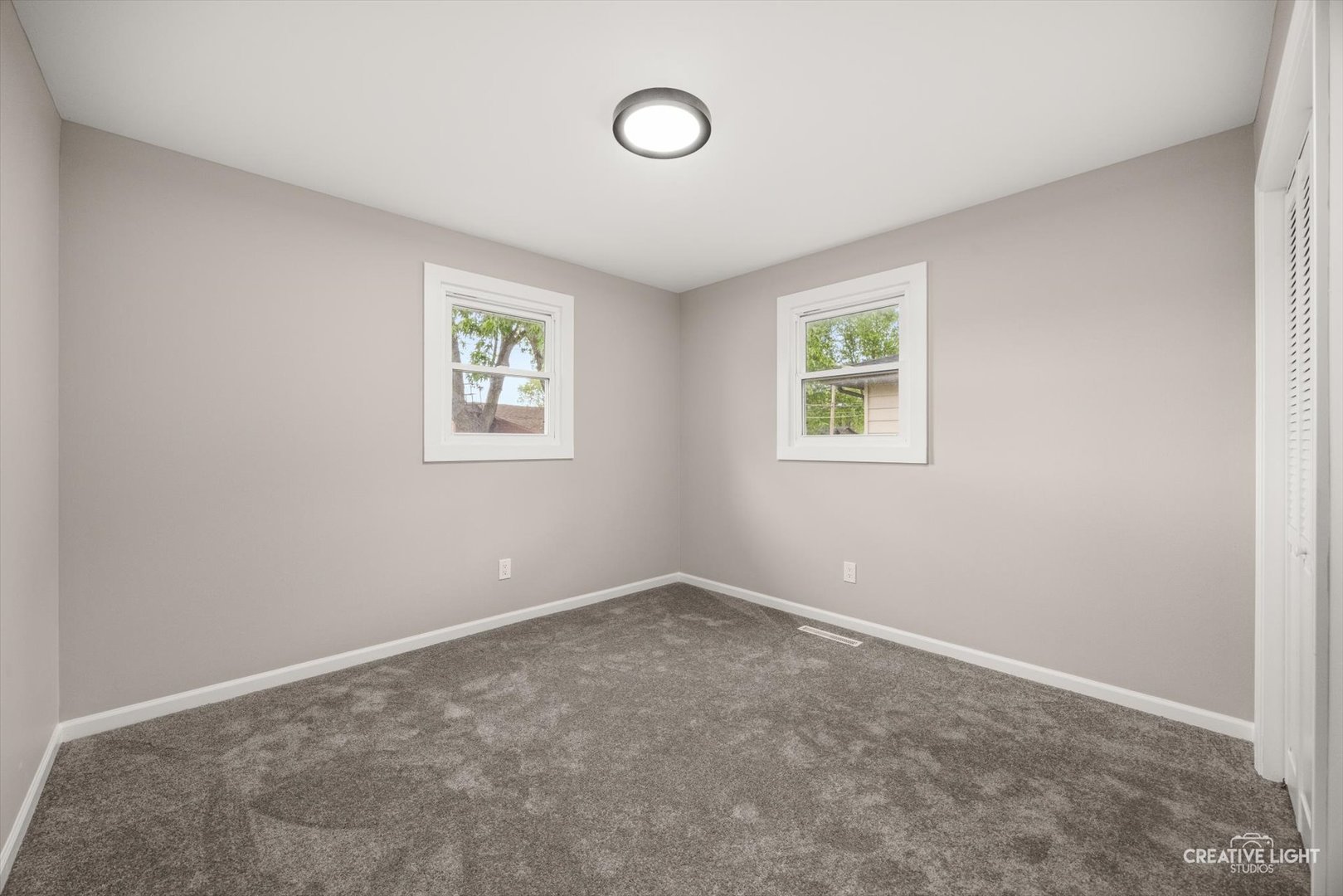 286 South Barbara Drive Kankakee, IL 60901 - Photo 13 of 18 an empty room with windows and mirror