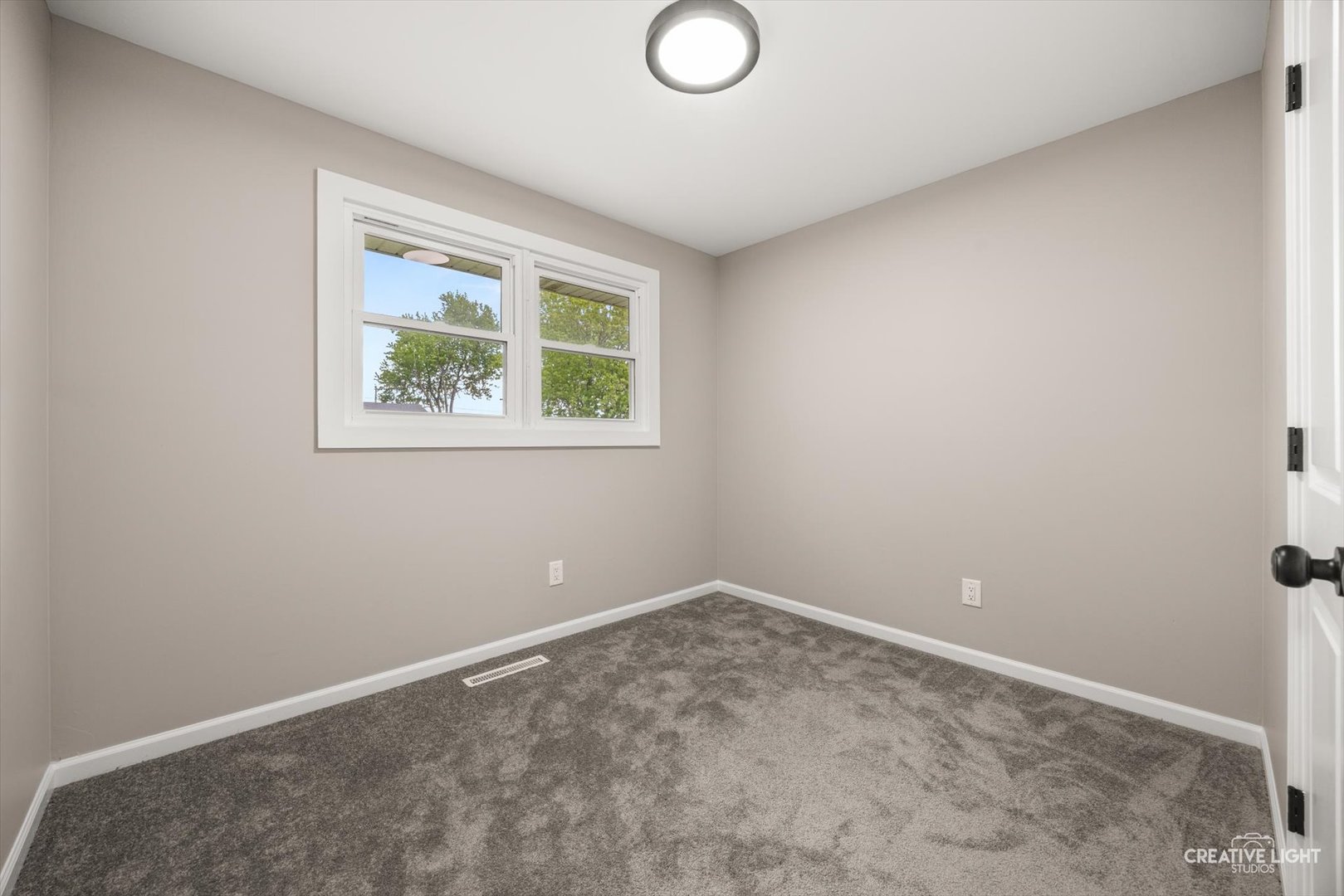 286 South Barbara Drive Kankakee, IL 60901 - Photo 15 of 18 an empty room with a window