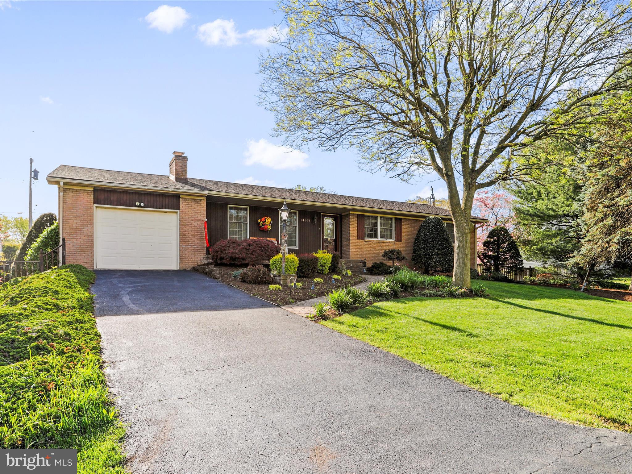 13807 Weber Way Hagerstown, MD 21742 - Photo 2 of 37