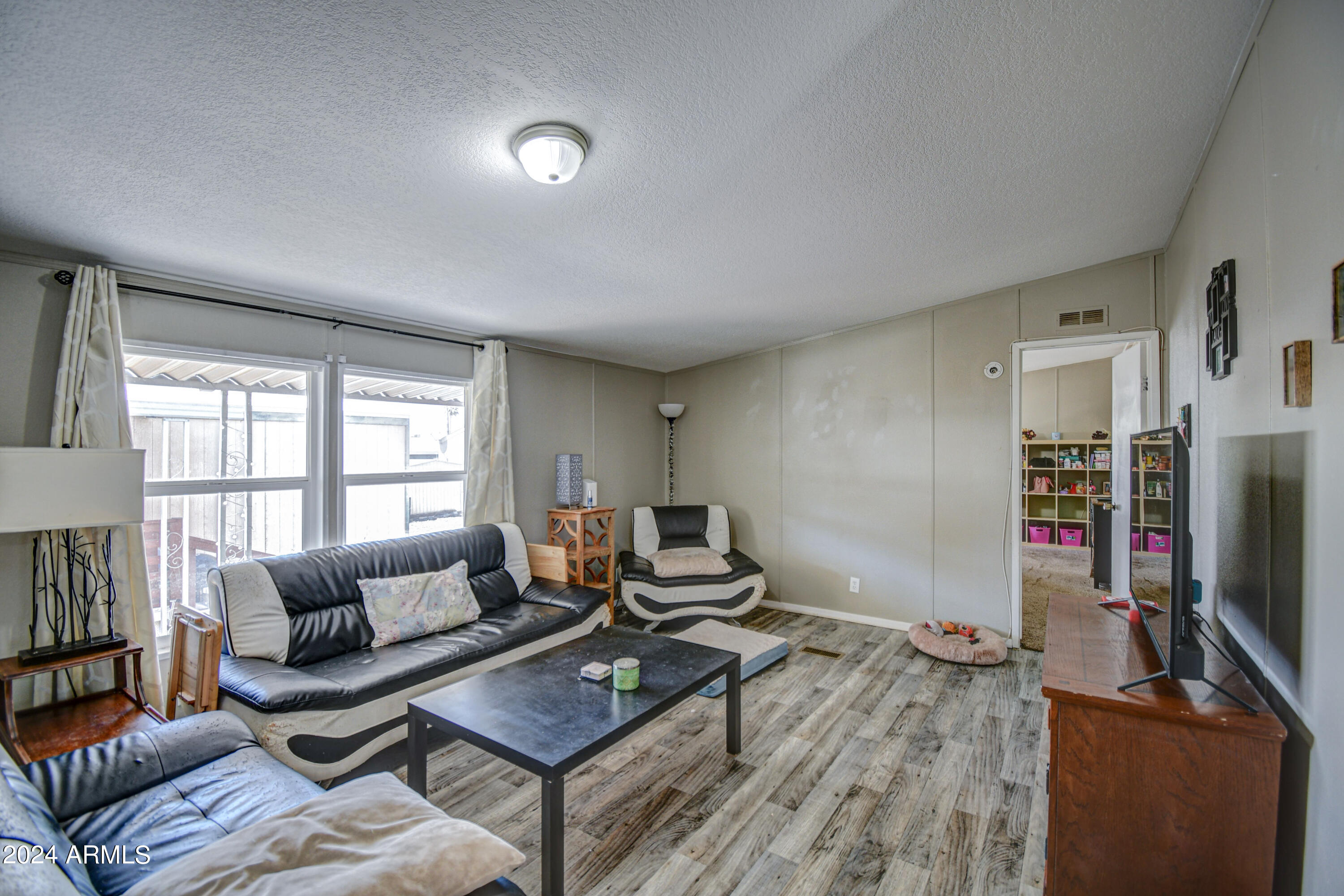 814 West Mineral Road Phoenix, AZ 85041 - Photo 3 of 17 Living Room 1-pic 1