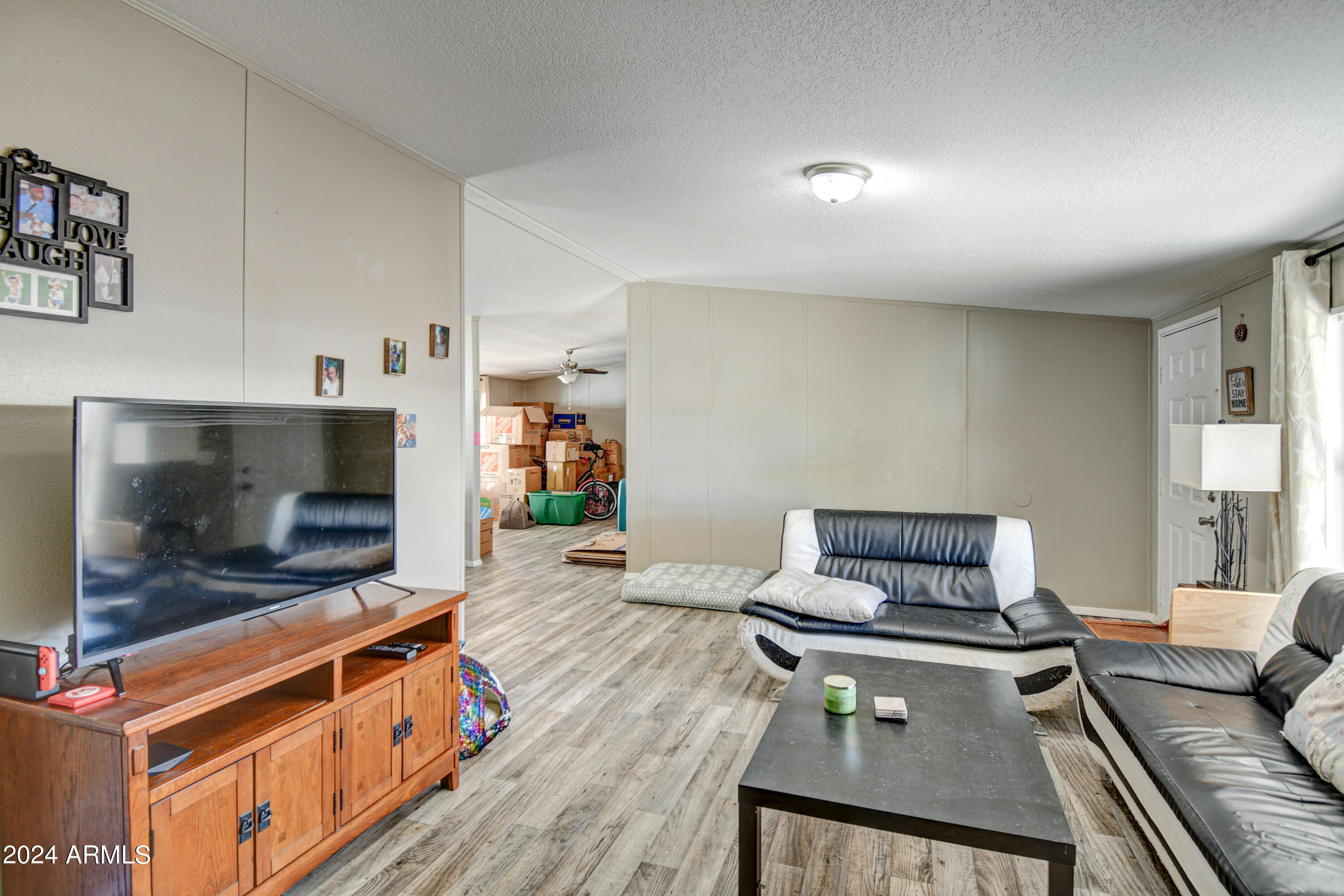 814 West Mineral Road Phoenix, AZ 85041 - Photo 6 of 17 Living Room 1-pic 5