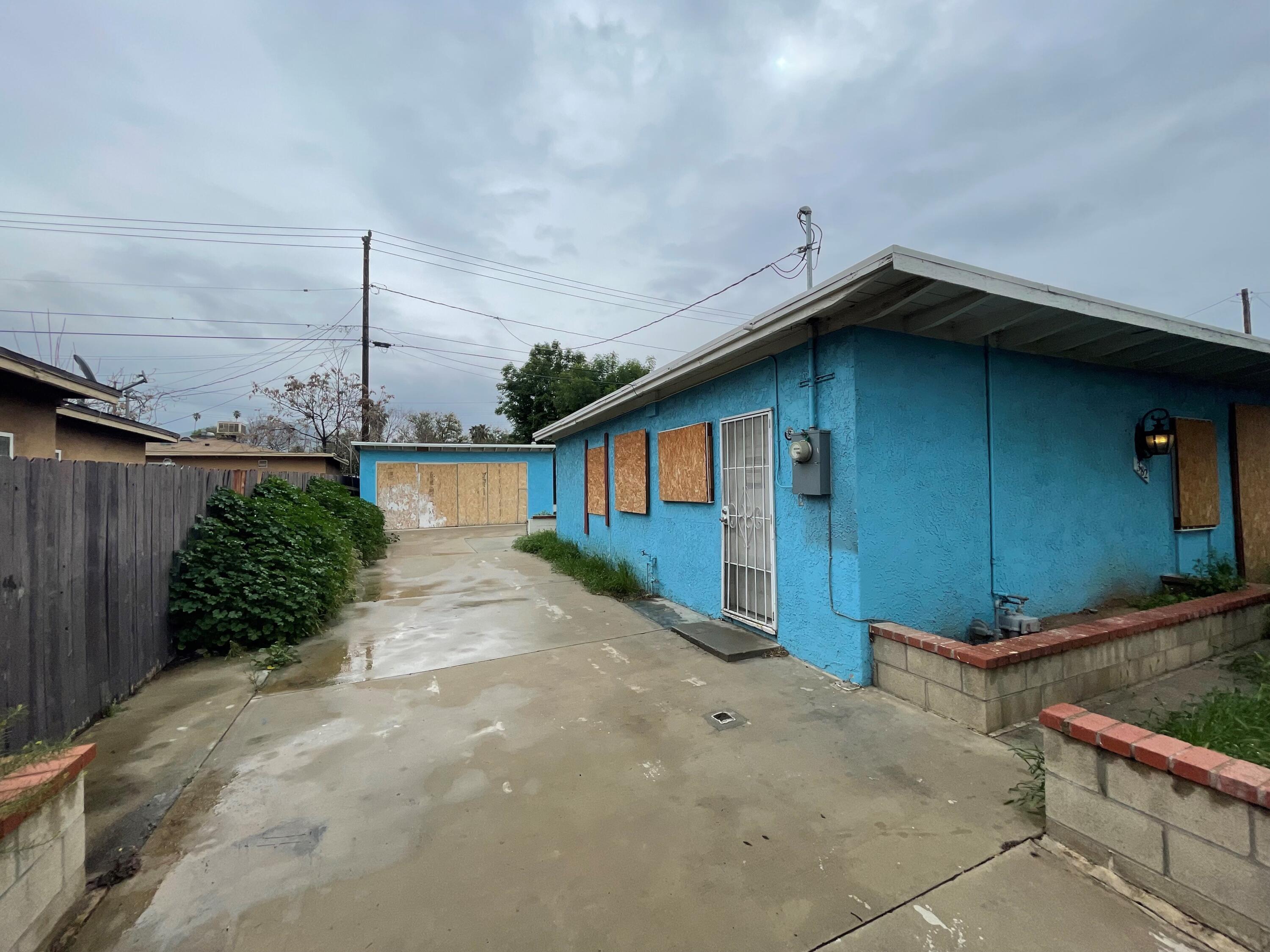 382 Iowa Avenue Riverside, CA 92507 - Photo 18 of 26 a backyard of a house