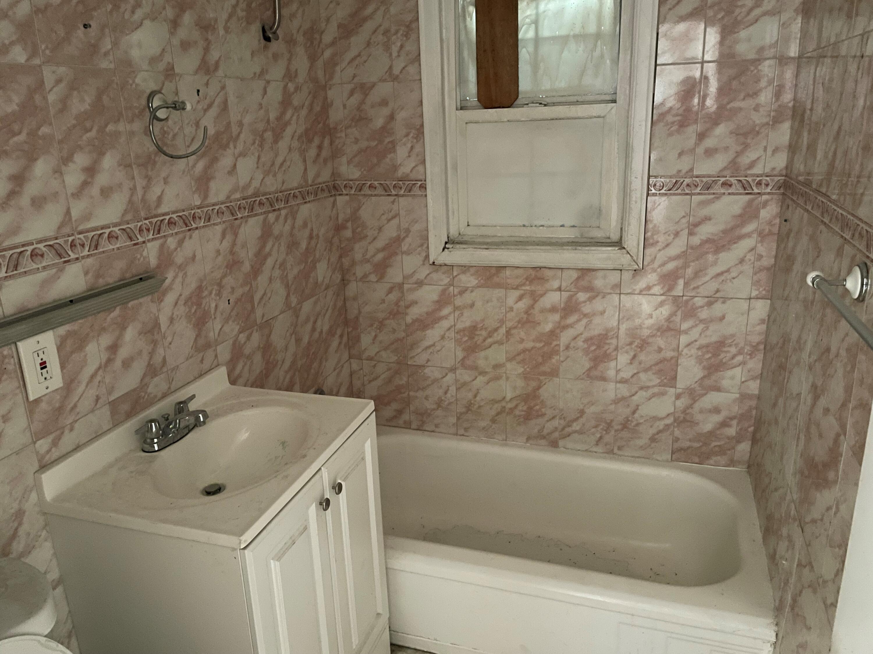 382 Iowa Avenue Riverside, CA 92507 - Photo 4 of 26 a bathroom with a white sink and a bathtub