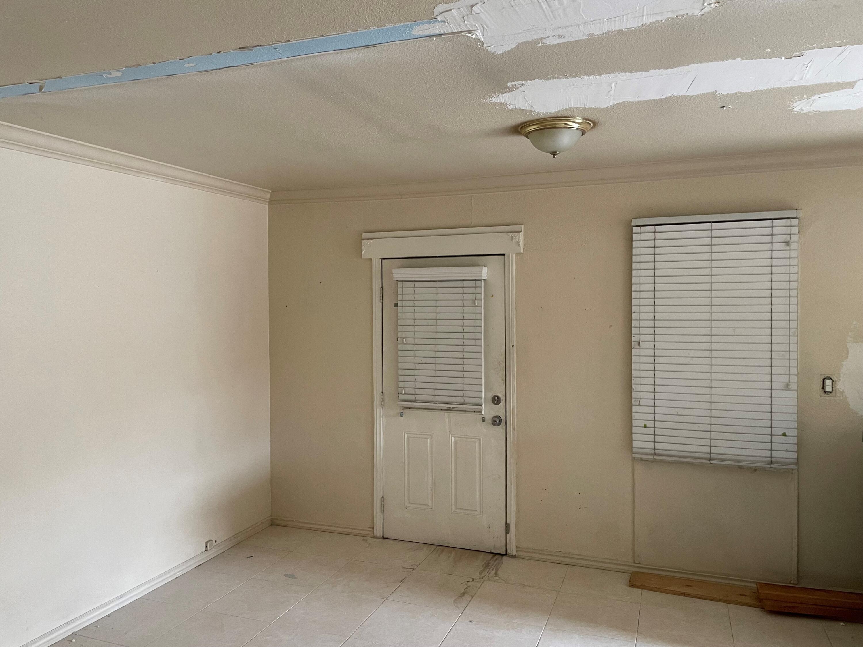 382 Iowa Avenue Riverside, CA 92507 - Photo 7 of 26 an empty room with windows