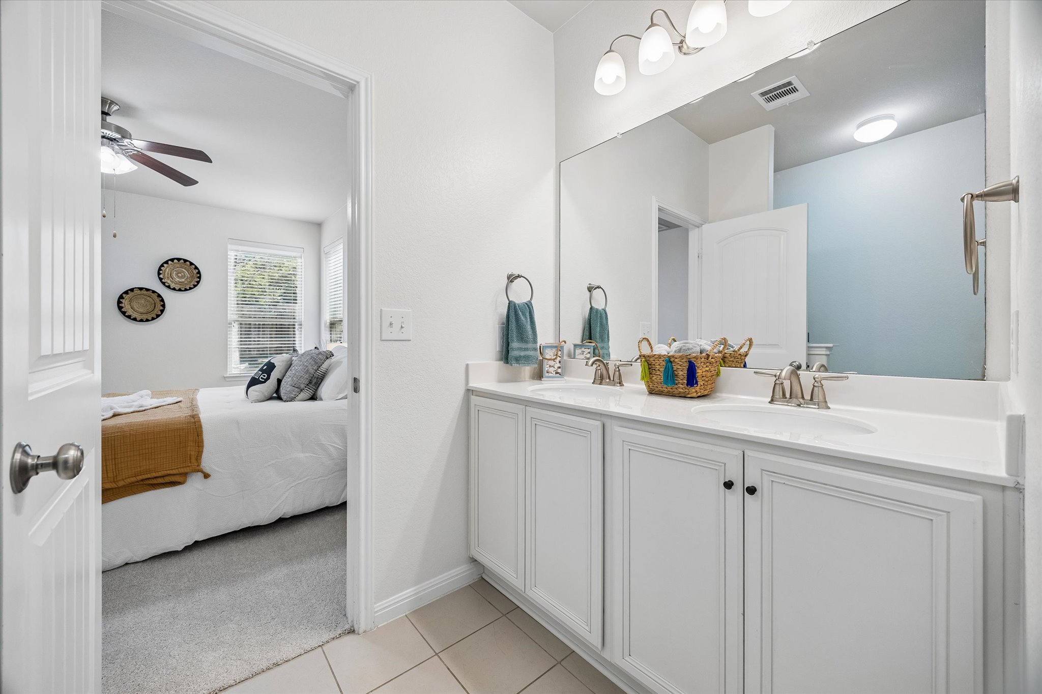 192 Santa Maria Street Georgetown, TX 78628 - Photo 13 of 27 Primary en suite bathroom