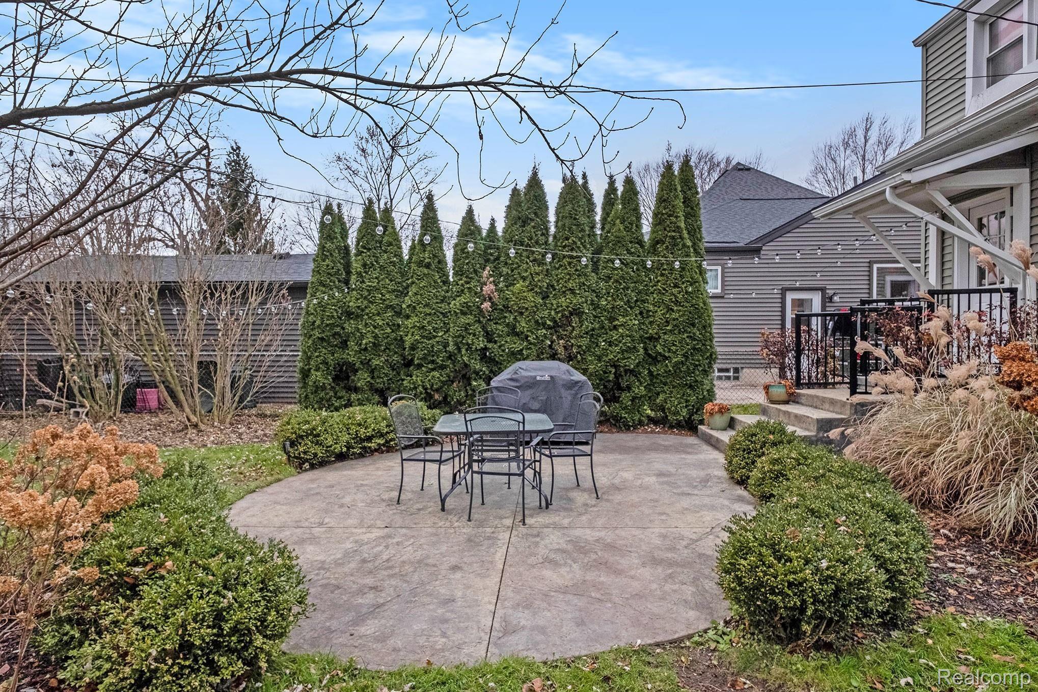 2125 Dorothea Road Berkley, MI 48072 - Photo 23 of 24 Side view of seating area at rear, low maintenance landscaping