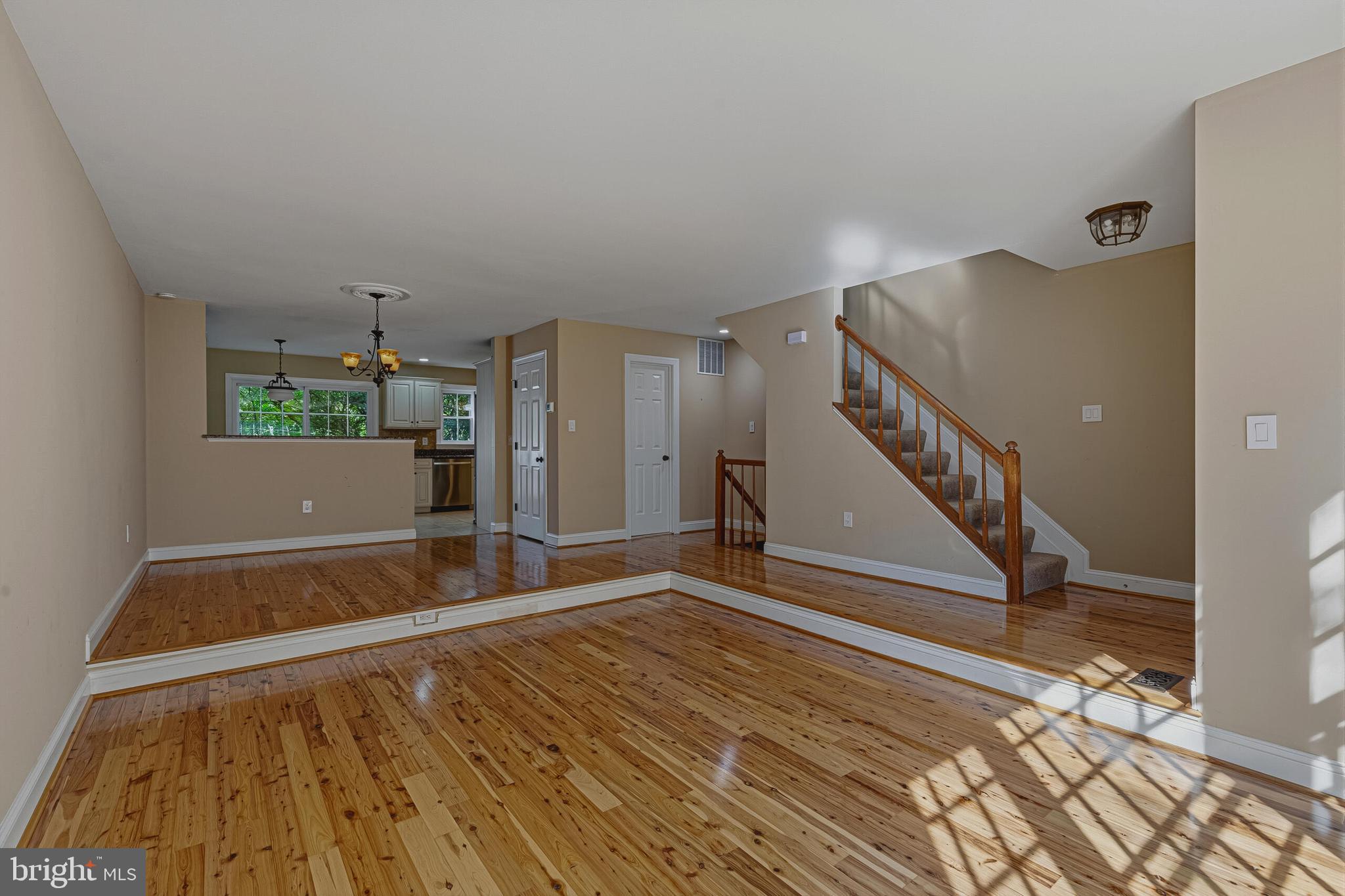 8144 Cliffview Avenue Springfield, VA 22153 - Photo 4 of 37