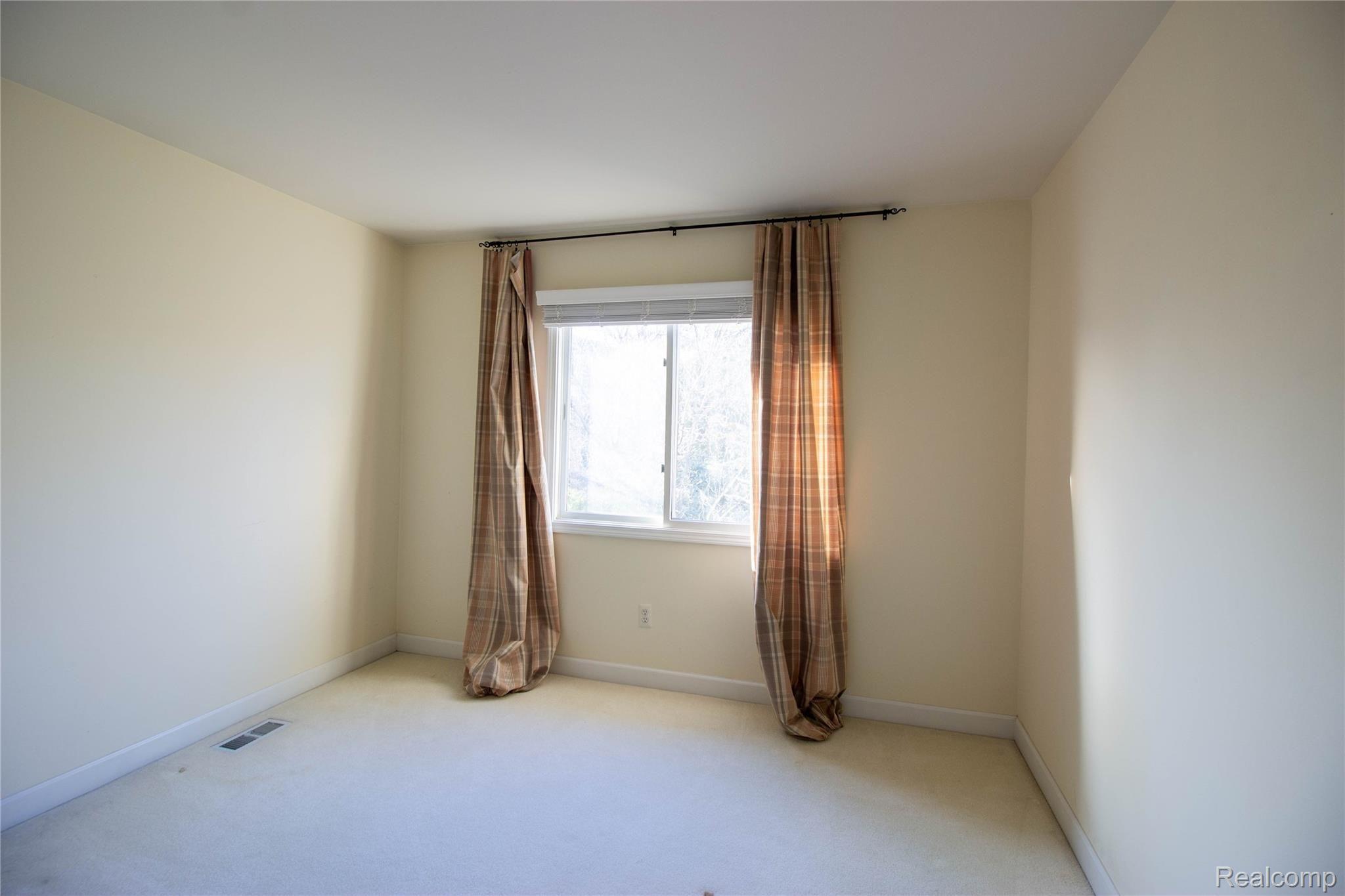 1067 Grandview Drive Rochester, MI 48306 - Photo 15 of 26 _MG_9233-HDR.jpg