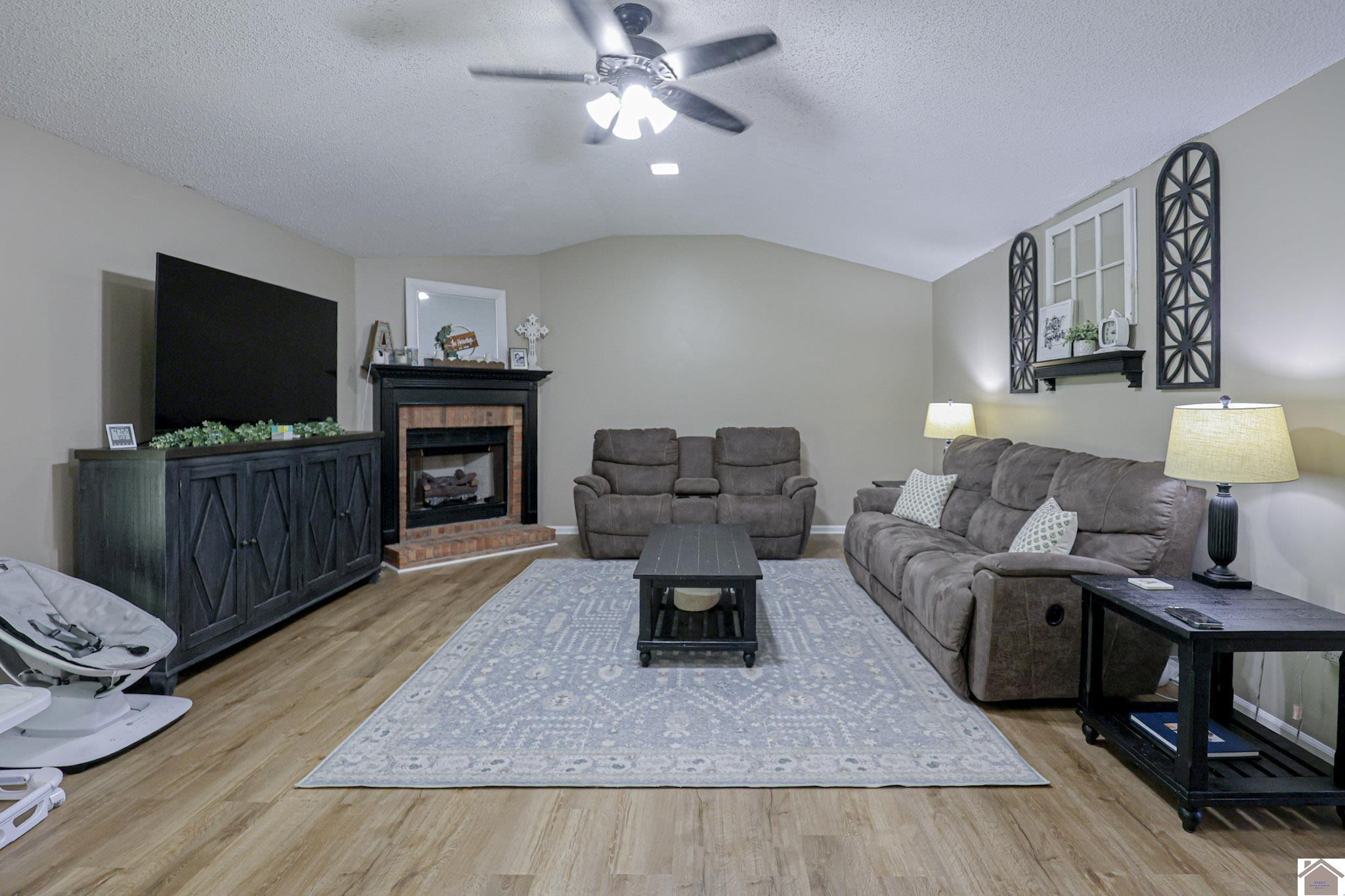 4055 Lovelaceville Road Paducah, KY 42001 - Photo 15 of 35 Living Room