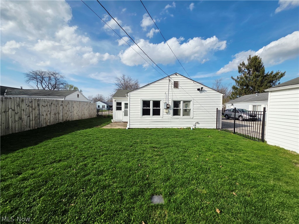 659 Weller Road Elyria, OH 44035 - Photo 4 of 29 Gallery Image 4
