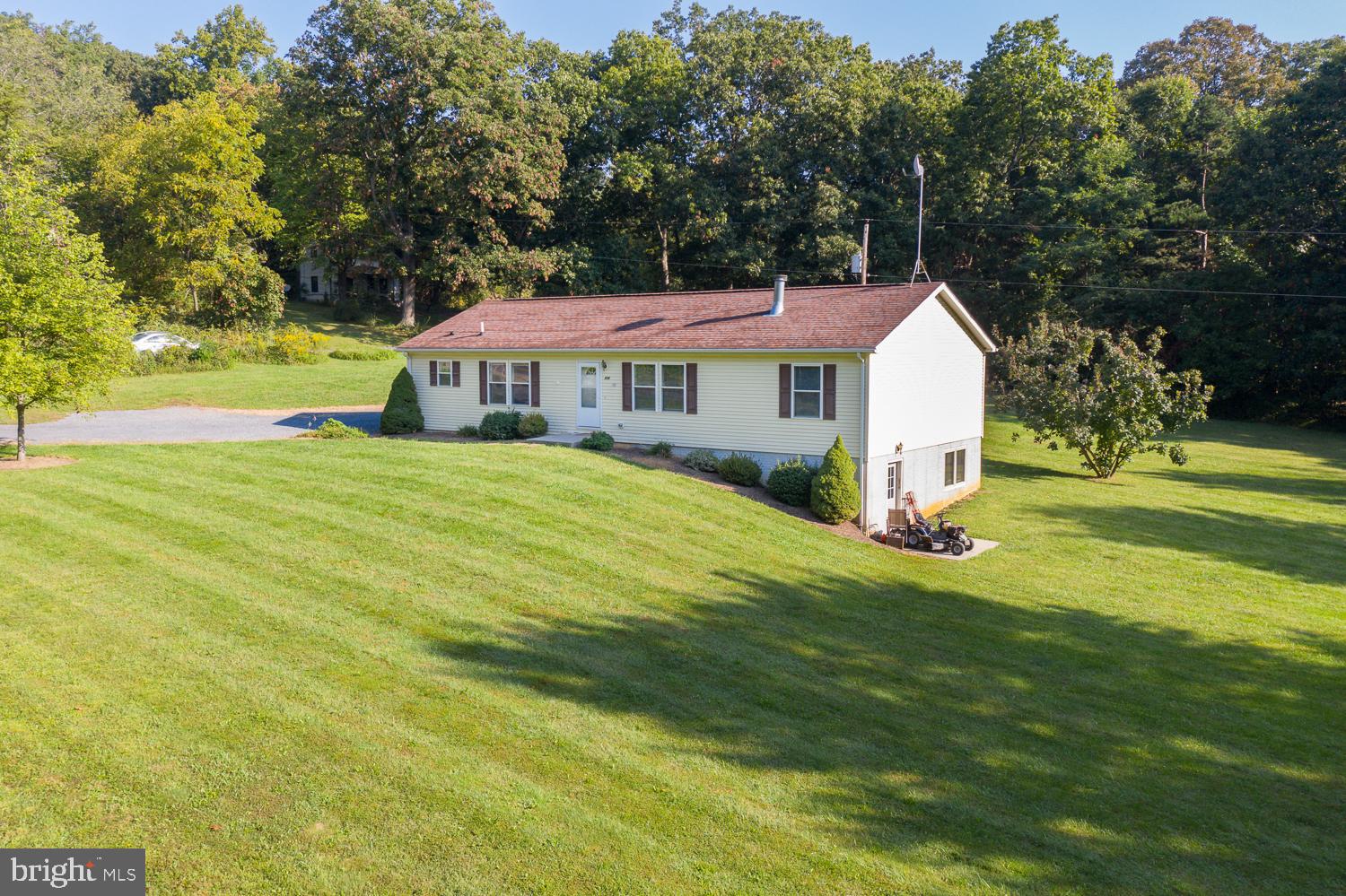 534 Perry Road Winchester, VA 22602 - Photo 2 of 25 Gallery Image 2