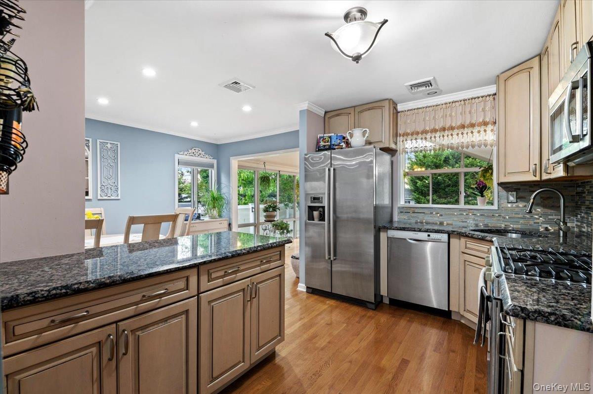 10 Peter Road Hicksville, NY 11801 - Photo 11 of 36