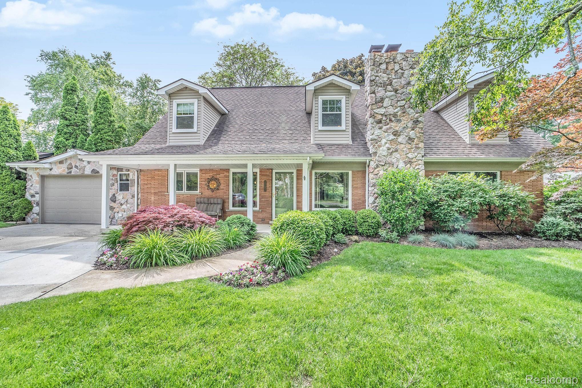 2252 Devonshire Road Bloomfield Hills, MI 48302 - Photo 2 of 40 017A1541-.jpg