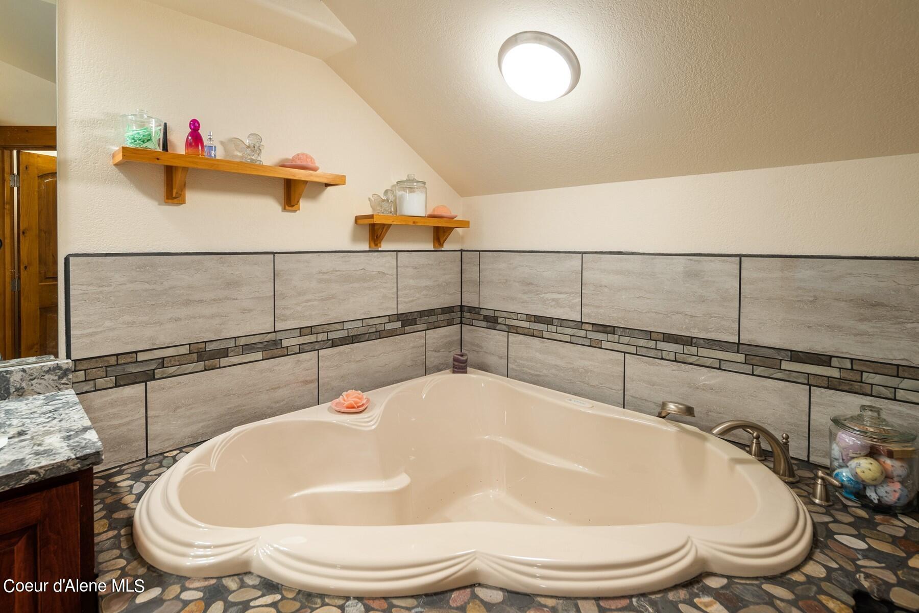 181 Calypso Lane Sandpoint, ID 83864 - Photo 22 of 61 Enormous Jetted Tub
